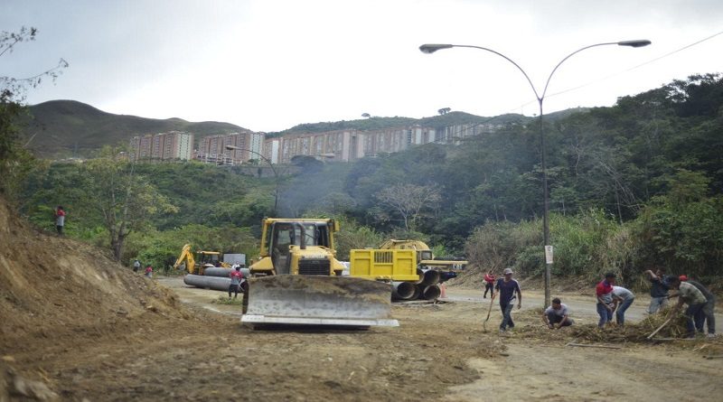 Inspeccionan obras de sustitución de tubería en municipio Sucre de Miranda