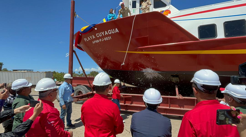 Realizan bautizo y botadura al mar del buque "Playa Cuyagua" en Sucre