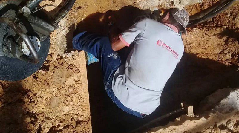 Avanzan trabajos de reparación de fuga de agua potable en sector de Gran de Caracas