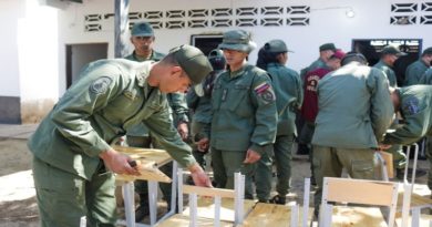 Entregan más de 15 mil pupitres a escuelas del estado Anzoátegui