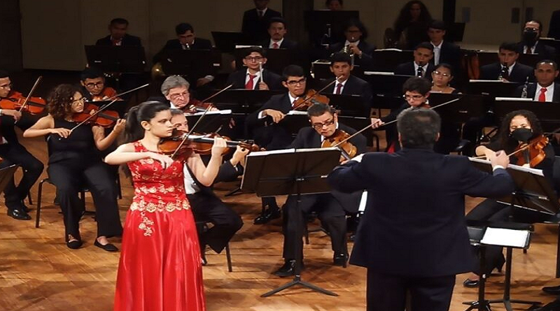 Solista Canelle González deleitó al público en el concierto "Sinfónico para Violín"