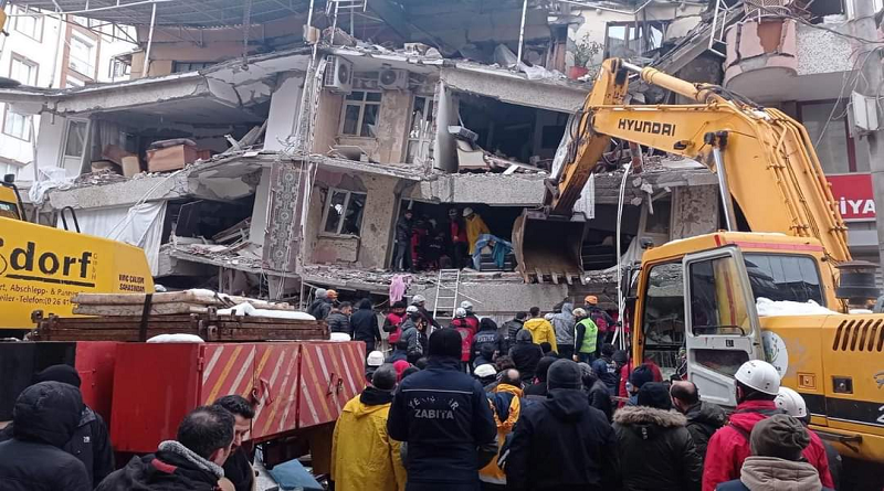 Asciende a más de 4 mil los fallecidos por sismo en Türkiye y Siria