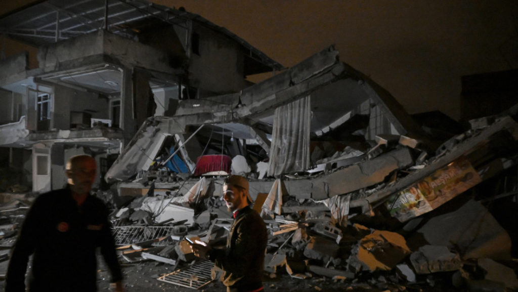 Una vista de un edificio derrumbado después de que los terremotos de magnitud 6.4 y 5.8 azotaran la provincia turca de Hatay. (Ozturk Ozgoncu / Anadolu Agency / Gettyimages.ru)