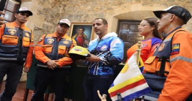 Reciben a rescatistas guaireños enviados a Turquía