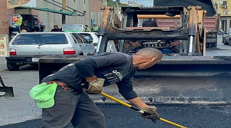 Supervisan colocación de asfalto en la parroquia Santa Rosalía de Caracas