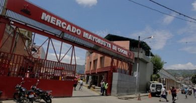 Investigación | Comerciantes del Mercado de Coche imponen tasa del dólar criminal