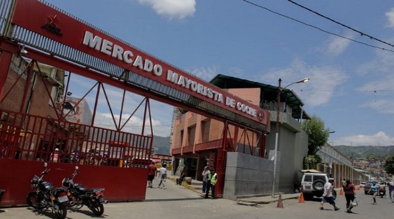 Investigación | Comerciantes del Mercado de Coche imponen tasa del dólar criminal