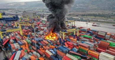 Incendio afecta puerto de Alejandreta tras terremoto en Türkiye