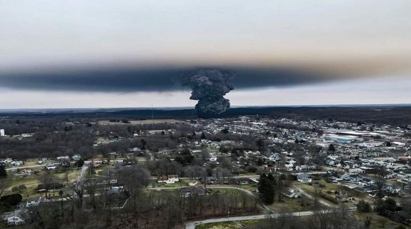Explosión de tren con químicos en EE.UU. hace temer un “Chernóbil” en Ohio
