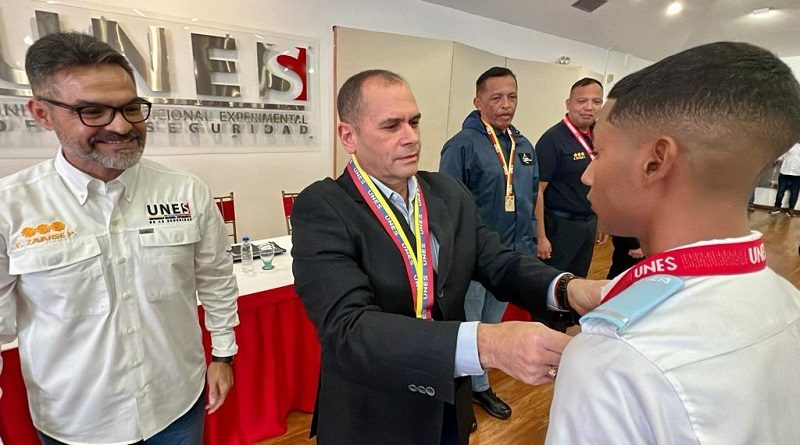 UNES celebra aniversario formando más de 168 mil profesionales en 14 años