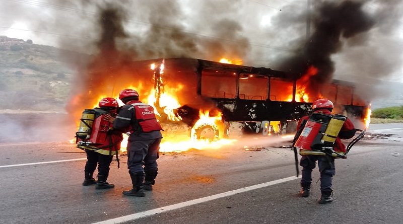 Registran incendio de transporte público en la autopista Caracas-La Guaira