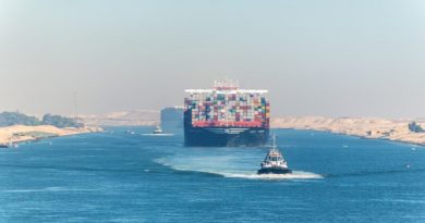 Reflotan buque de carga encallado en Canal de Suez de Egipto