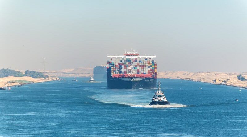 Reflotan buque de carga encallado en Canal de Suez de Egipto