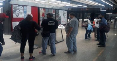 Exhiben exposición fotográfica sobre Chávez en estación Agua Salud del Metro