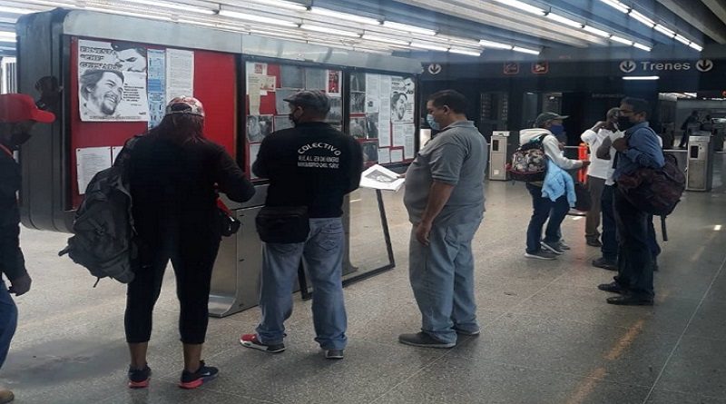Exhiben exposición fotográfica sobre Chávez en estación Agua Salud del Metro