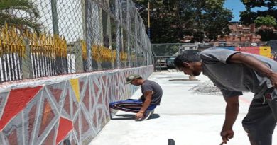 Realizan trabajos de desmalezamiento y desecho en parroquia 23 de Enero