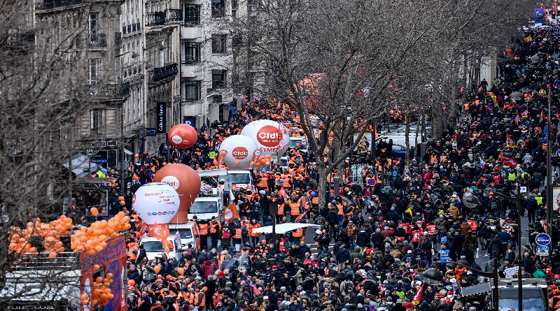 Miles de trabajadores protestan contra reforma de pensiones en Francia