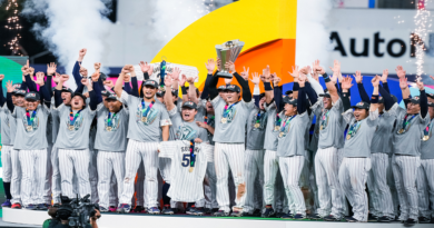 Fanáticos reciben al equipo de Japón tras ser campeón del V Clásico Mundial de Béisbol