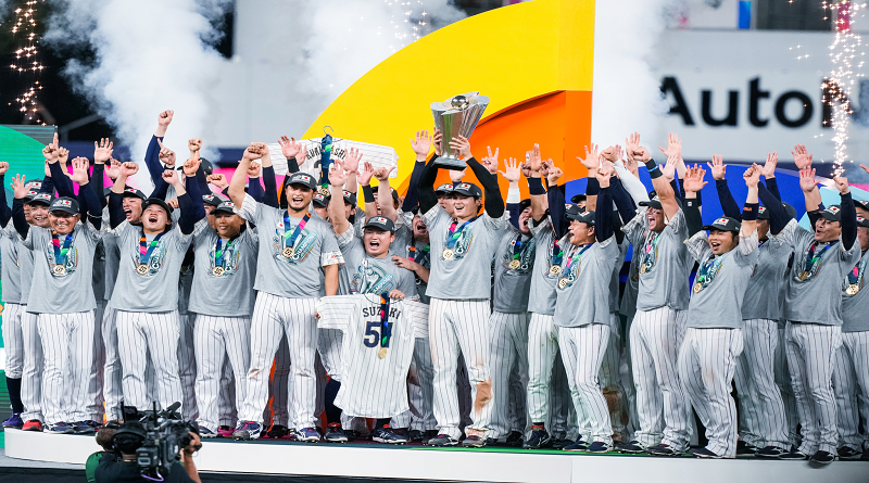 Fanáticos reciben al equipo de Japón tras ser campeón del V Clásico Mundial de Béisbol