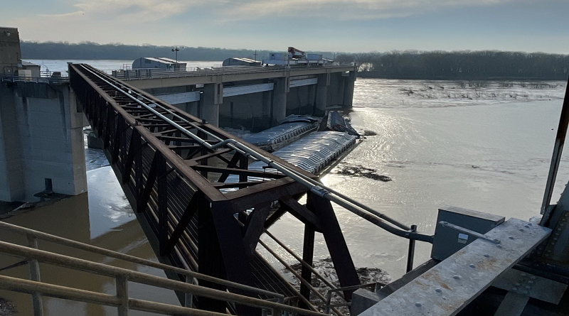 Barco con toneladas de alcohol tóxico se hunde en río Ohio de EE.UU.