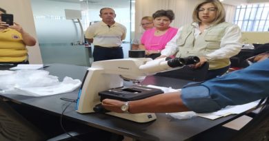 Reciben cinco microscopios para fortalecer el SPNS a escala nacional