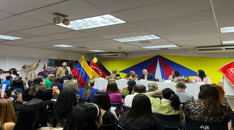 Entregan más de 300 certificados a estudiantes de turismo