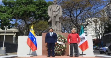 Rinden honores al líder mexicano Benito Juárez en Caracas