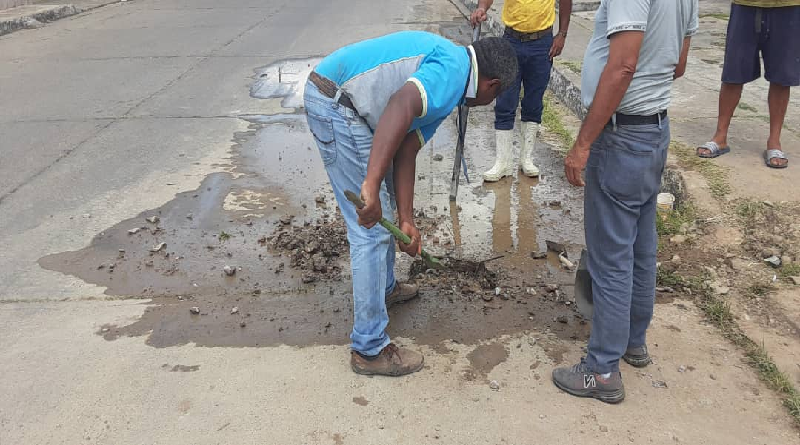 Realizan trabajos correctivos en fuga de agua en Urbanización Terrón Duro del estado Apure