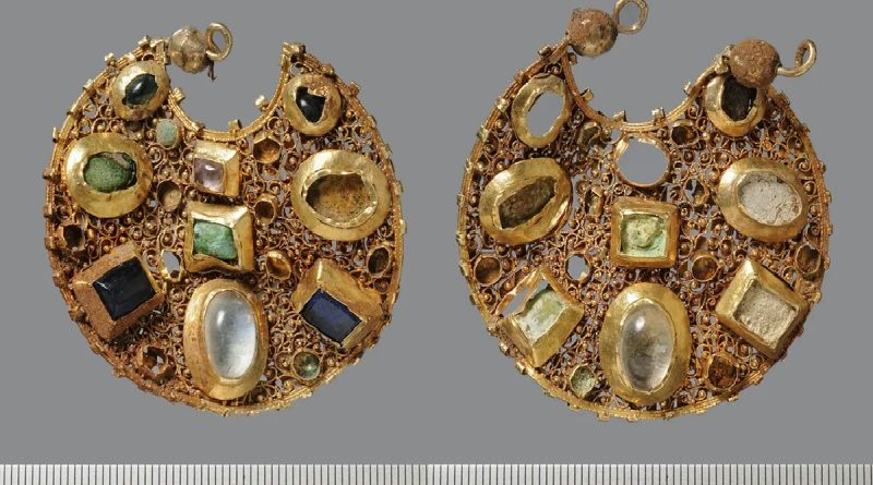 Descubren aretes de oro cubiertos de gemas de 800 años de antigüedad en Alemania