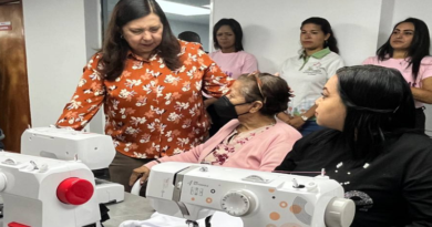 Entregan máquinas de coser a más de 30 emprendedoras en Caracas