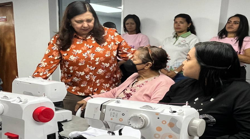 Entregan máquinas de coser a más de 30 emprendedoras en Caracas