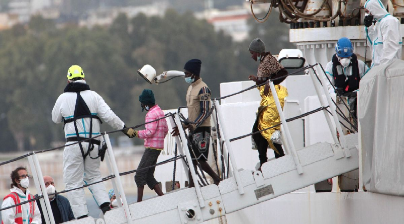 Rescatan a miles de migrantes en costas italianas