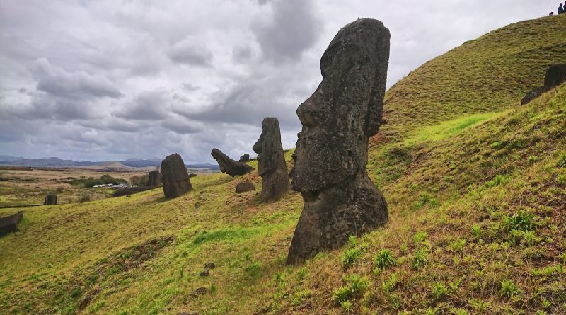 Desconocido Moai reapareció en lago de un cráter en Rapa Nui