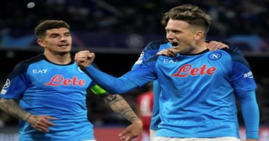 El Napoli inscribe su nombre en cuartos de la Champions