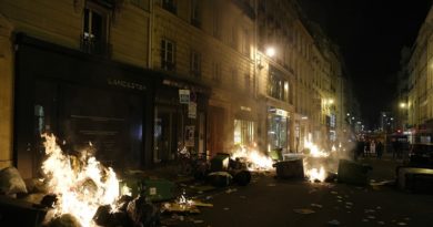 Franceses protestan contra reforma de las pensiones aprobada por Macron sin el voto del Parlamento