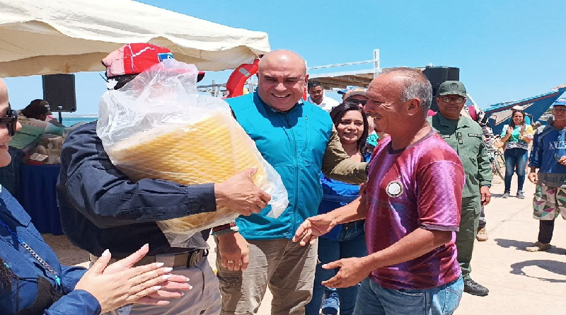 Reimpulsan economía en Sucre con entrega de microfinaciamientos a pescadores y pescadoras
