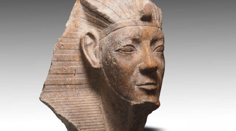Encuentran partes de una estatua de cuarzo de Ramsés II