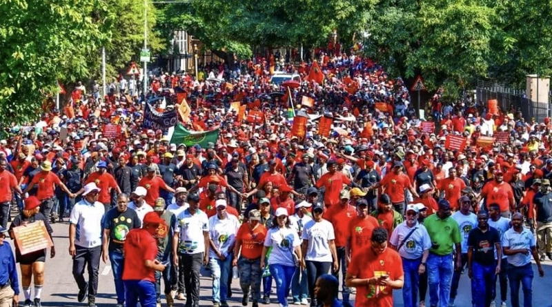 Asciende a 550 los detenidos durante protesta en Sudáfrica