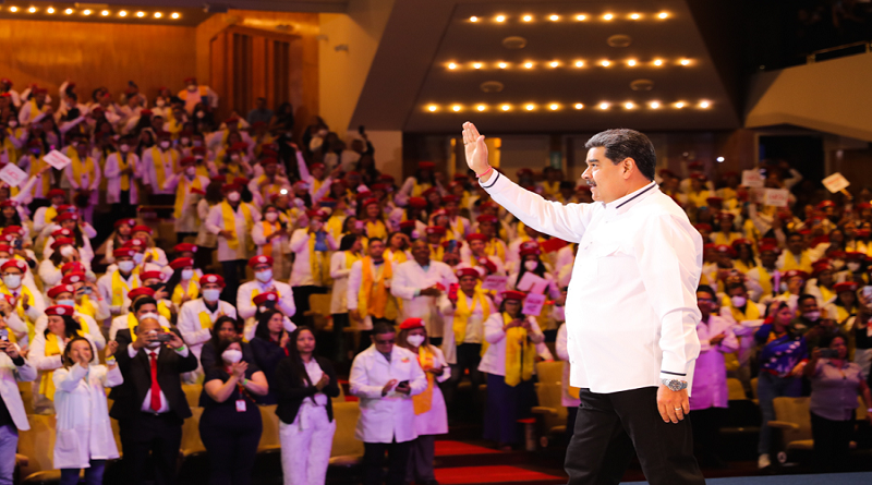 Maduro Médicos reciben educación universitaria nivel