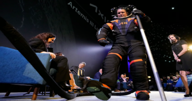 NASA presenta traje que llevará la primera mujer que pise la Luna