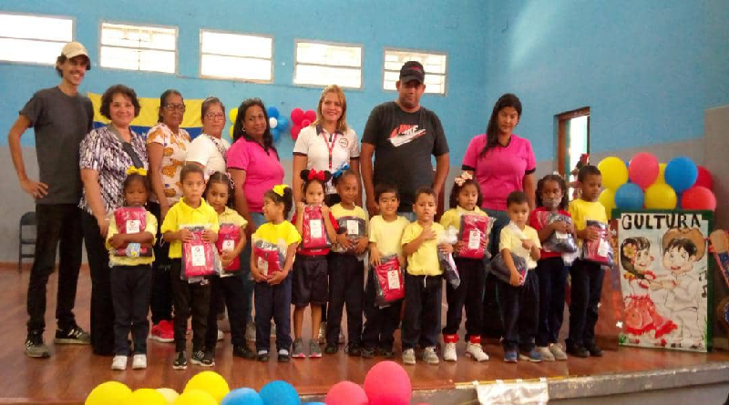 Entregan uniformes a niños y niñas de diferentes instituciones educativas del estado La Guaira