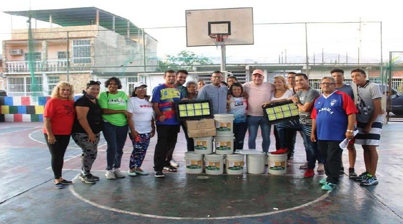 Entregan materiales de construcción para rehabilitar cancha deportiva en Aragua