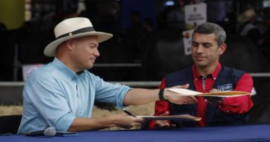 Firman convenio para impulsar cría de búfalos en Miranda