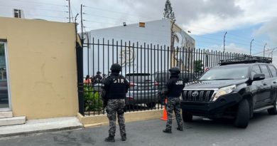 Investigan atentados a canales de TV mediante “pendrives explosivos” en Ecuador
