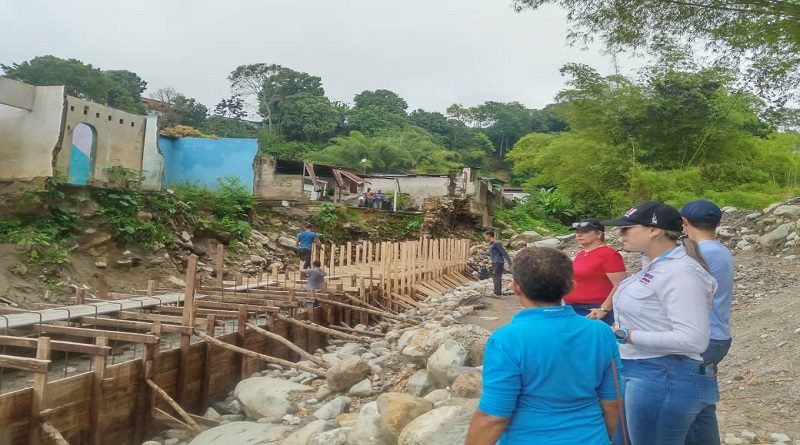 Gobernación de Mérida construye muro de protección en el río Guayabones