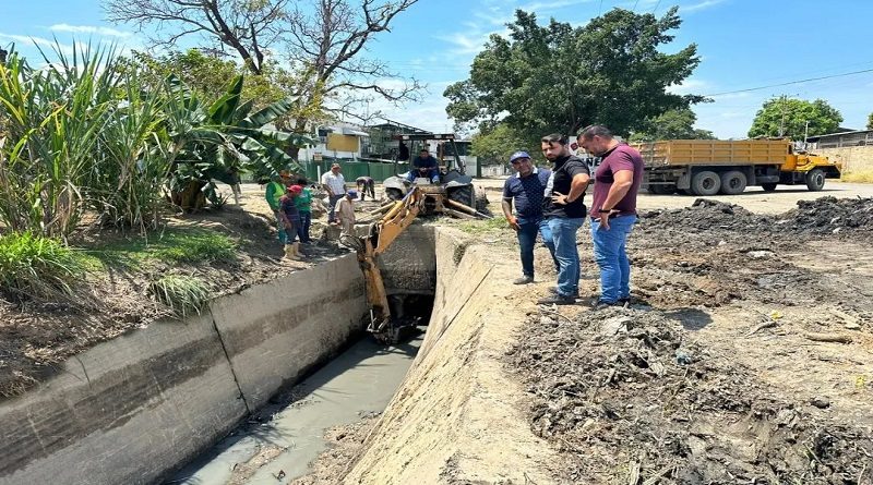 Intensifican labores de limpieza en sistema de drenajes de Maracay