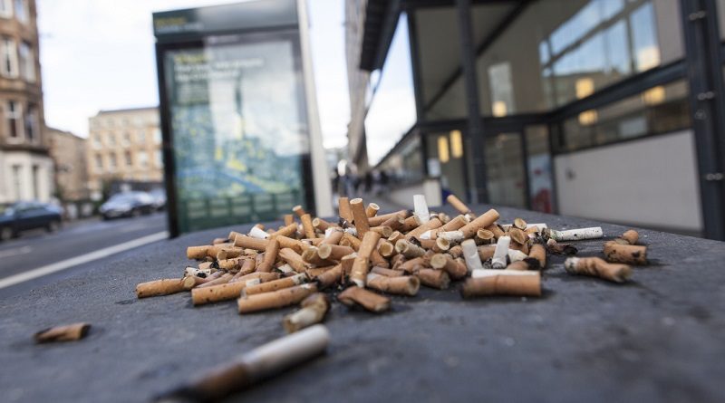 Sancionarán a quienes tiren colillas de cigarrillos en vías pública en Uruguay