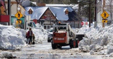 Las calles de la ciudad de Big Bear Lake, en California (EE.UU.), bloqueadas por la nieve después de fuertes tormentas, 3 de marzo de 2023. (Foto agencias)