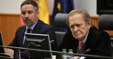 El candidato de la moción de censura, Ramón Tamames (D), y el líder de Vox, Santiago Abascal, en rueda de prensa. Madrid, 16 de marzo de 2023. (Burak Akbulut / Anadolu Agency / Gettyimages.ru)