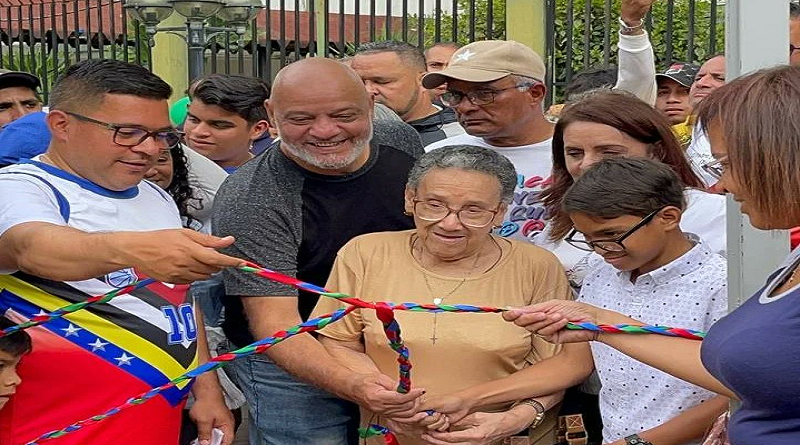 Entregan biblioteca pública y parque biosaludable en el 23 de Enero